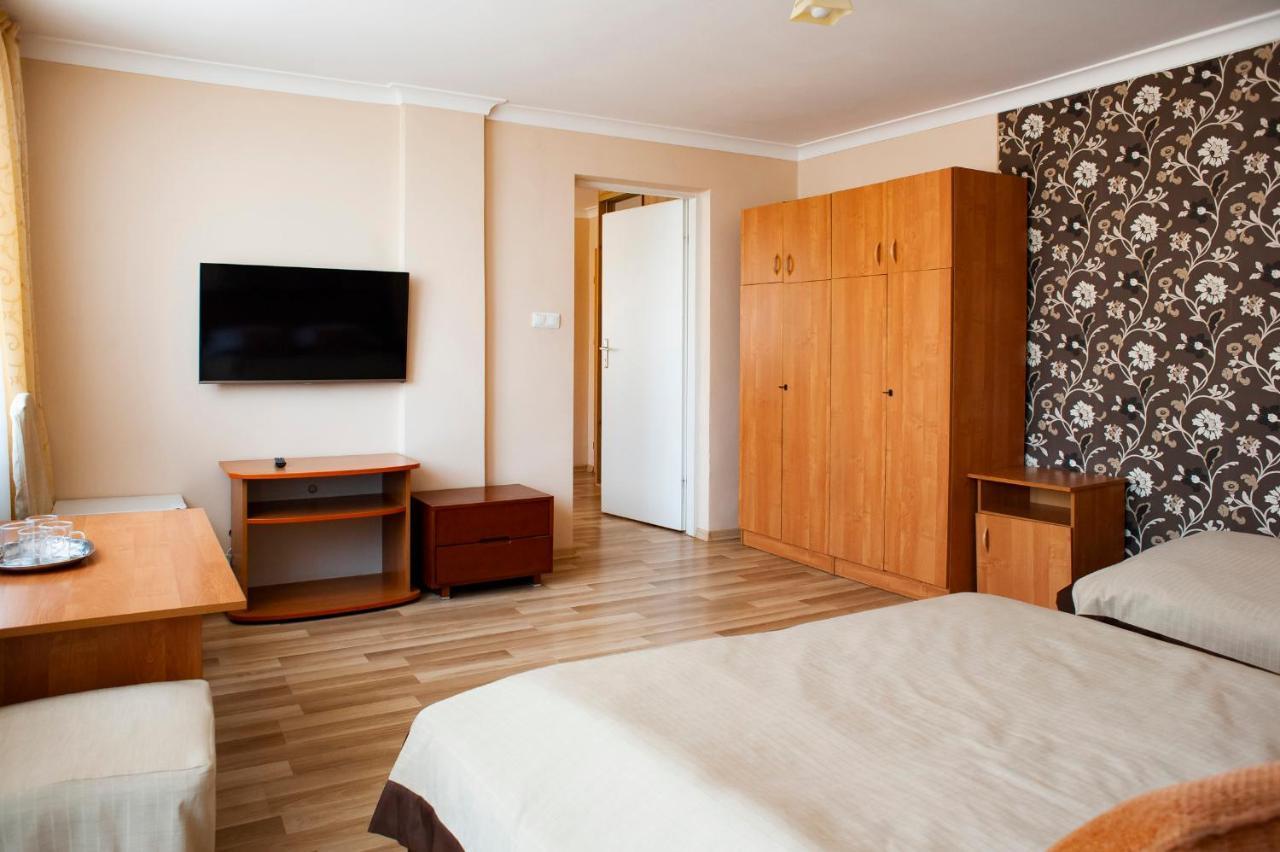 Hotel Livia Wolomin Εξωτερικό φωτογραφία