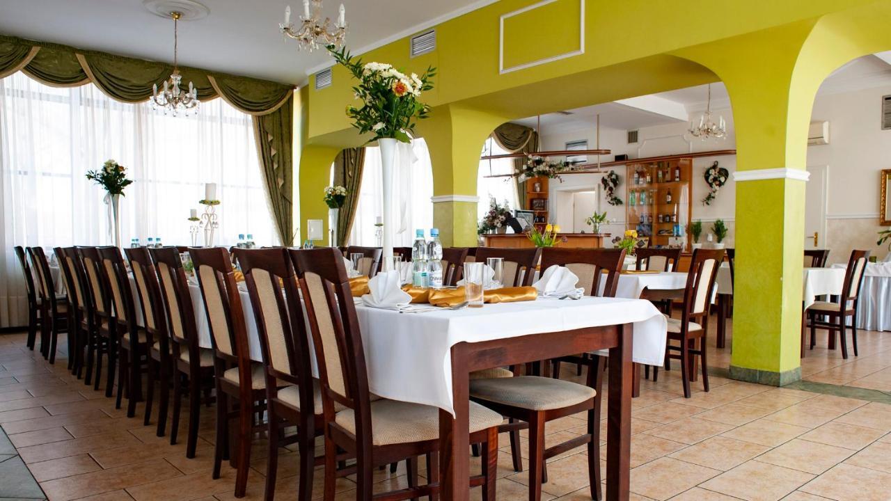 Hotel Livia Wolomin Εξωτερικό φωτογραφία